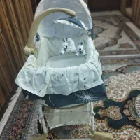 گهواره موزیکال در حد نو|تخت و صندلی بچه|یزد, |دیوار