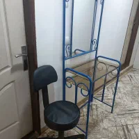 آیینه و صندلی چرخ دار و تابلو کوبلن