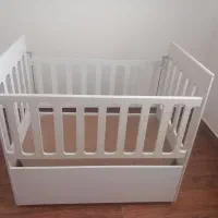 تخت کنار مادر گهواره شو