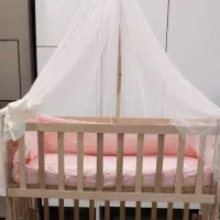 تخت کنار مادر و گهواره