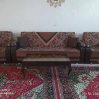 یک دست مبل تمیز با میز