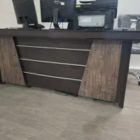 میز مدیریتی همراه با صندلی چرخ دار