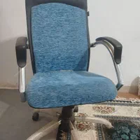 صندلی اداری و کامپیوتر