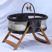 تخت تاشو کنار مادر گهواره