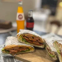 گریل کار و ساندویچ زن و شاگرد ساندویچی