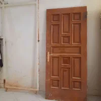در ورودی واحد آپارتمان چارچوب یراق دستگیره و کلید