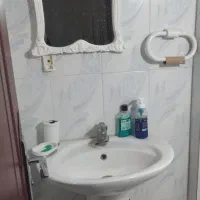 روشویی بزرگ و آینه و ست بهداشتی