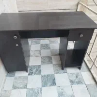 میز تحریر و کامپیوتر