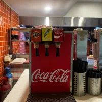 فروش دستگاه شیک و نوشابه لیوانی و میز وصندلی ها|کافیشاپ و رستوران|تهران, والفجر|دیوار