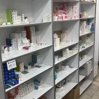 قفسه های داخل دا رو خانه