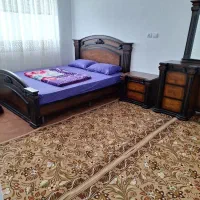 تخت دو نفره همراه پاتختی و آینه و دراور