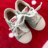 کفش و لباس بچگانه