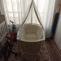 گهواره کنار تخت مادر