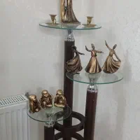 میز کنار سالن و ساعت