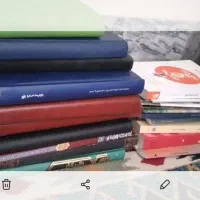 تدادی کتاب و سر رسید به فروش میرسد