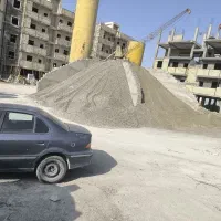 به یک نفر کارگر فنی و آچار بدست وزرنگ