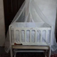 گهواره وتخت کنار مادر بزرگ