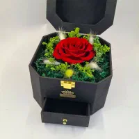 باکس گل رز جاودان هشت ضلعی چرمی با جای کادو