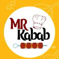 کمک آشپز خانوم کار در اشپزخانه