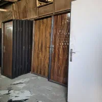 در آماده با چهارچوب و قفل و دستگیره