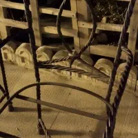 صندلیهای فرفورژه و ساعت چوبی|صندلی و نیمکت|هشتگرد, فاز ۱ مهستان|دیوار