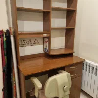 کتابخانه و میز تحریر