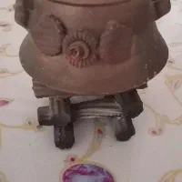 مجسمه تزیینی دیگ غذا روی هیزم