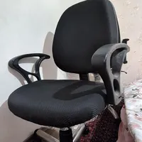 صندلی اداری و کامپیوتر