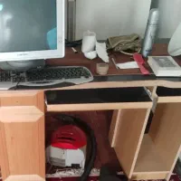 میز کامپیوتر و همراه مانیتور و کیبورد