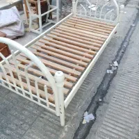 تخت خواب یک نفره سالم و تمیز فلزی