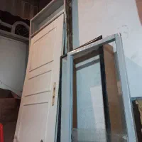 یک در چوبی باکم اهنی وپنجره آلمینیومی باشیشه کشویی