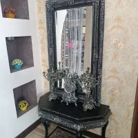 آیینه و کنسول به همراه یک جفت شمعدانی و ساعت