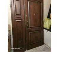 دو لنگه درب ورودی واحد ا و یک عدد میز جلو مبلی