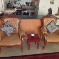 مبل بدنه چوب و چرم و جلو مبلی و عسلی و کوسن|مبلمان خانگی و میز عسلی|تهران, علم و صنعت|دیوار
