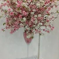 گل مصنوعی به همراه گلدان