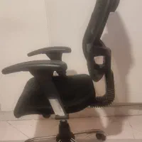 میز تحریر . صندلی چرم . صندلی پشت توری رادسیستم.