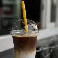 به یک‌نیروی باریستا خانوم در کافه