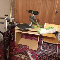 تعدادی وسیله ورزشی ، کامپیوتر و ...