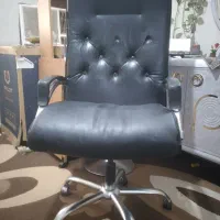 یک عدد صندلی اداری و یک عدد صندلی اوپن نو