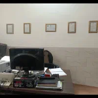 منشی خانم مسلط به کامپیوتر تایم عصر در محدوده