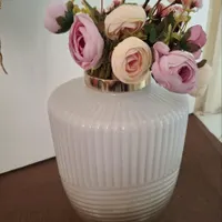 گلدان با گل