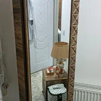 میز آینه دار ایستاده