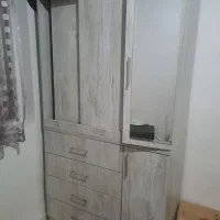 کمد جادار دوتکه به‌علت مهاجرت