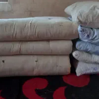 سه تا نالین با ۵ تا بالشت