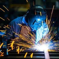 استخدام نیروی فنی مسلط به جوشکاری