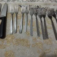 تعدادی چنگال قدیمی و دوعددچاقوی آشپزخانه