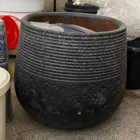 گلدان سنگی و گلدان پلاستیکی