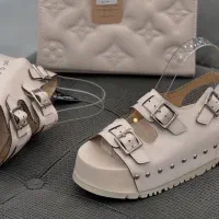 صندل دخترانه سایز ۳۹/۴۰ برا هر دو میشه