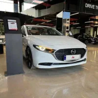 مزدا۳پریمیوم وارداتی مدل۲۰۲۵ سفید درب نمایندگی
