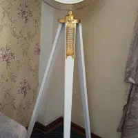 ساعت سه‌پایه سفید